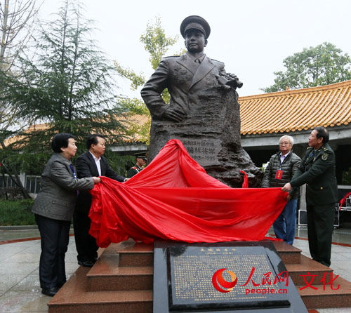 11月6日上午,纪念吴瑞林将军诞辰100周年,铜像落成揭幕仪式在川陕将帅碑林举行。(记者张敬伟摄)